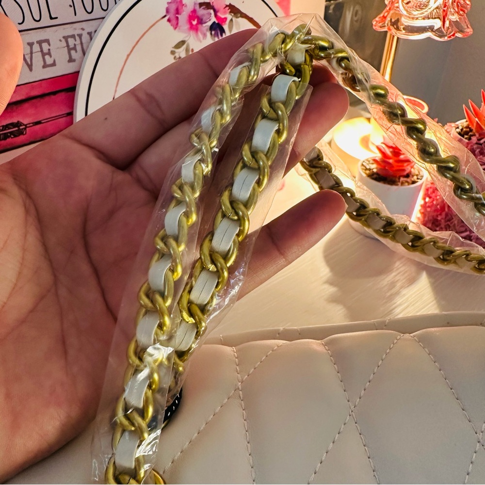 2 in 1 Classic Fashion Quilted White Shoulder Bag with Gold Chain and Clasp - Picture 4 of 12